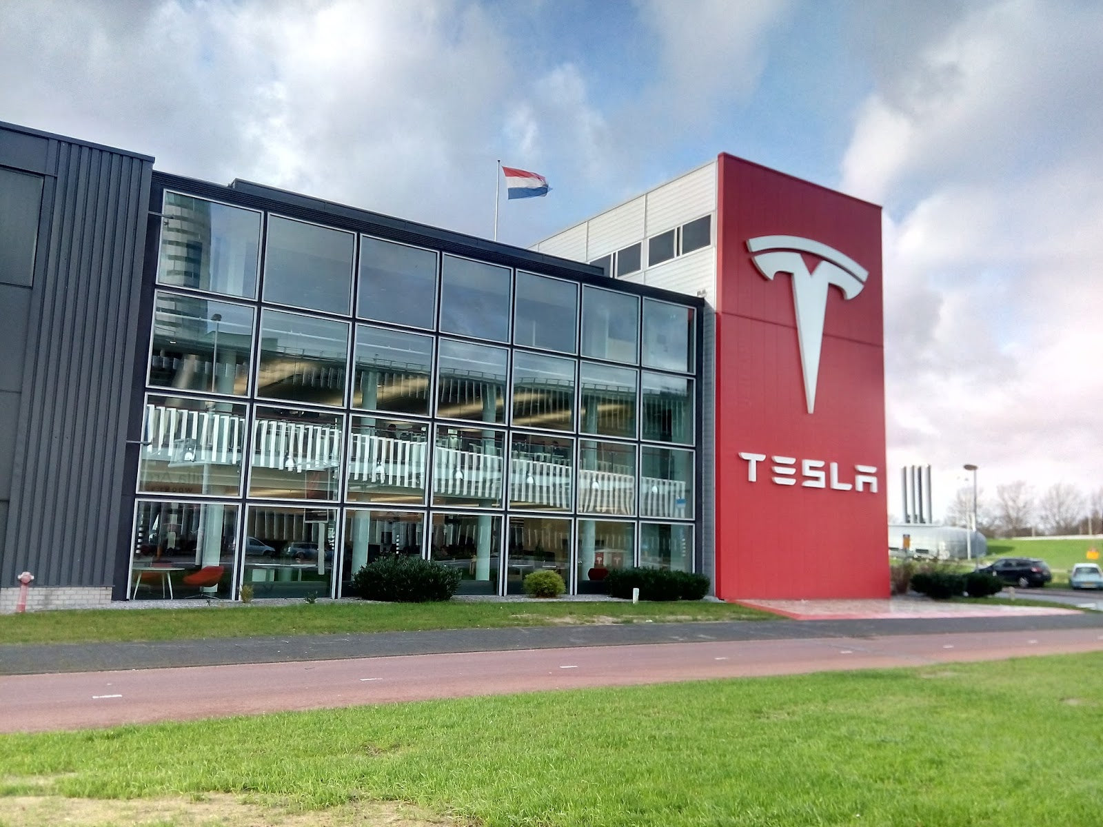 Tesla opens a showroom in Galleria Dallas as Texas laws remain unwelcoming