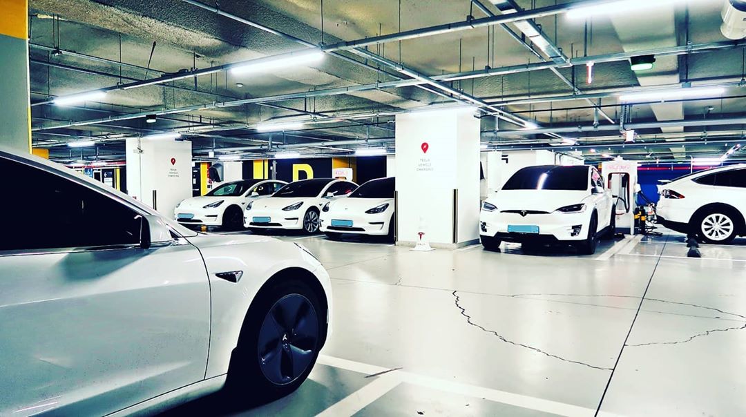 Uber launches electric car service featuring fleet of Teslas