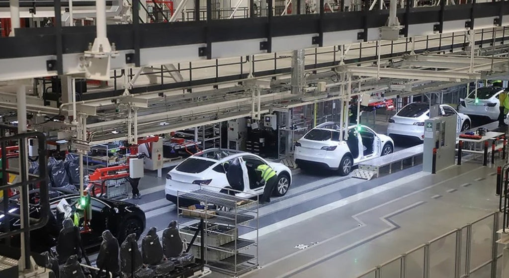 Tesla Model Y Performance in Giga Shanghai als Lieferungen in der Nähe
